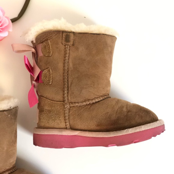 Little girl UGG boots with pink accent bows - Picture 6 of 9